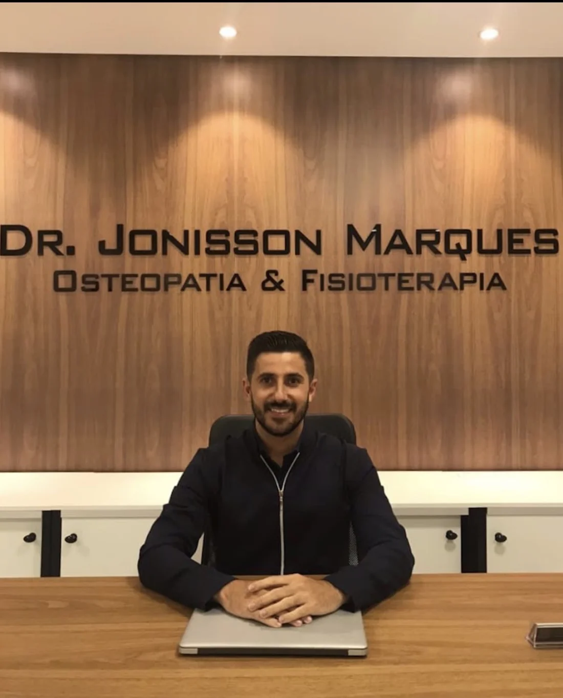 Dr. Jonisson Marques em seu consultório na Amaitê Clínica Integrada